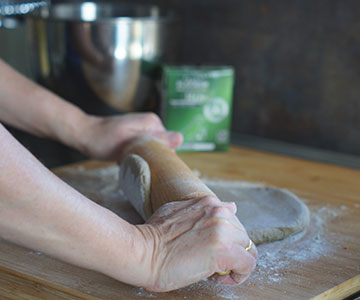 Étendre la pâte pour faire des biscuits pour chiens